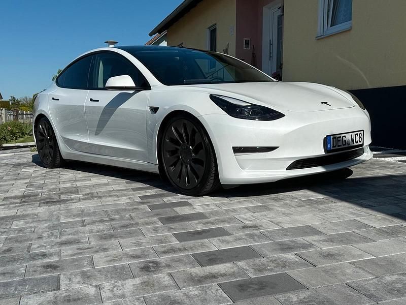 Weiß Gebraucht 2022 Tesla Model 3 Performance Limousine | 38.900 € (Teuer) - Bild 1/4