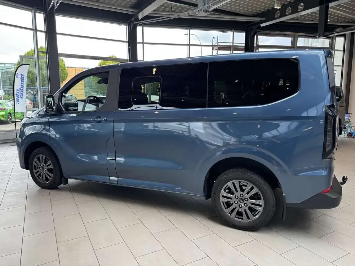 Gebraucht Ford Tourneo Custom Trend 136 PS (100 kW) 2024 Chromablau Van