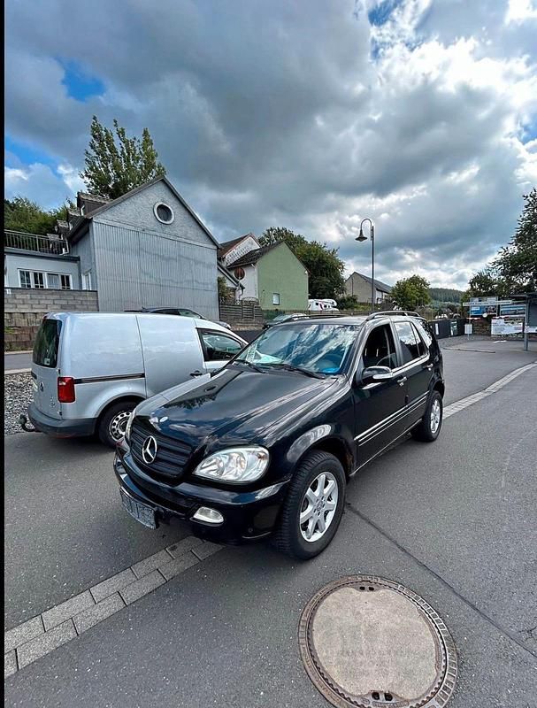 Schwarz Gebraucht 2003 Mercedes ML270 SUV | 2.800 € - Bild 1/4