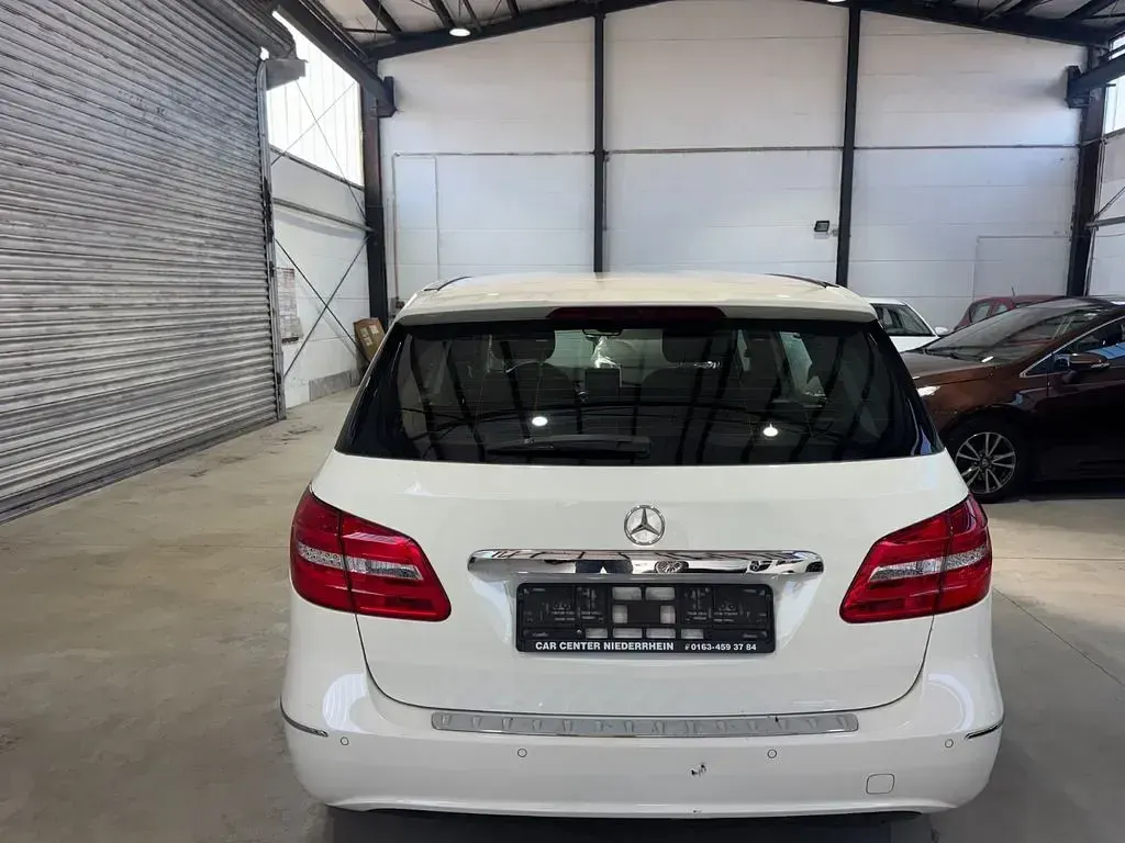 Gebraucht Mercedes B180 122 PS (89 kW) 2012 Weiß Van / Kleinbus