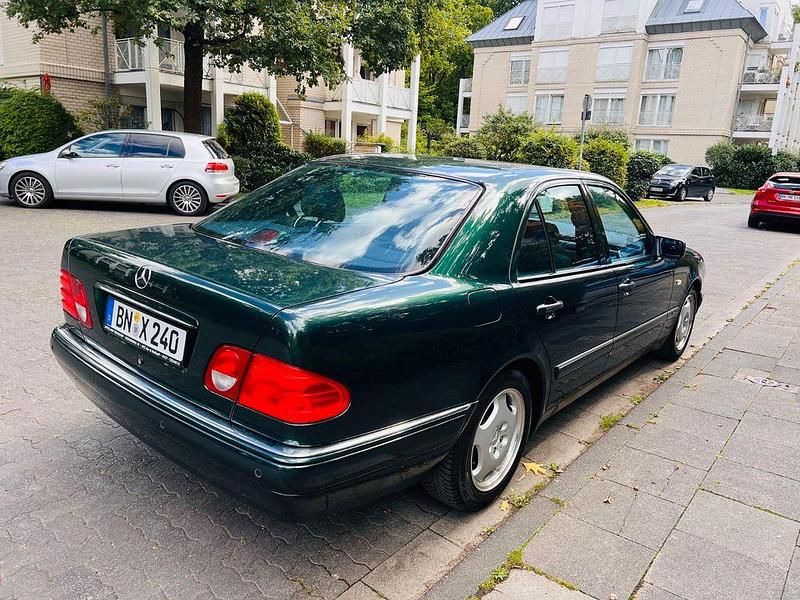 Gebraucht Mercedes E240 Avantgarde 170 PS (125 kW) 1998 Grün Limousine