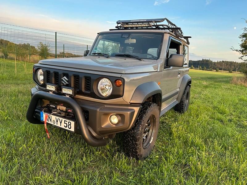 Grau Gebraucht 2019 Suzuki Jimny Comfort SUV | 36.950 € (Teuer) - Bild 1/4