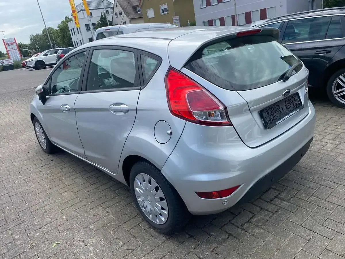 Gebraucht Ford Fiesta Trend 95 PS (69 kW) 2015 Polarsilber metallic Kleinwagen
