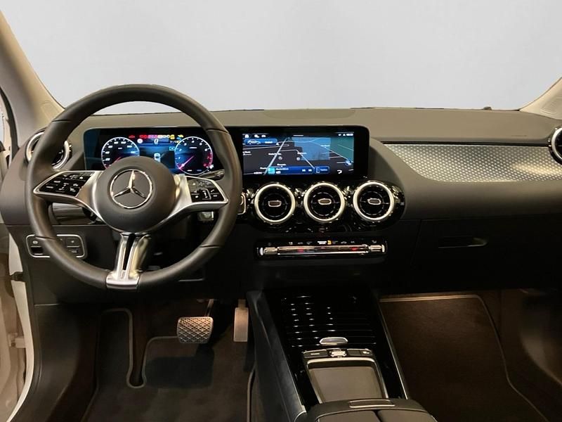 Gebraucht Mercedes GLA180 Progressive 100 PS (73 kW) 2024 Unilack polarweiß SUV