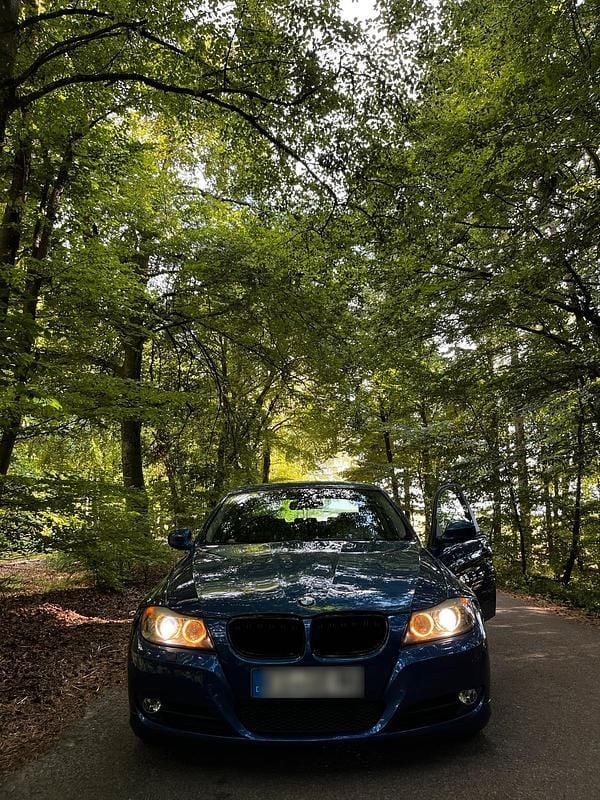 Gebraucht BMW 320 170 PS (125 kW) 2009 Blau Limousine