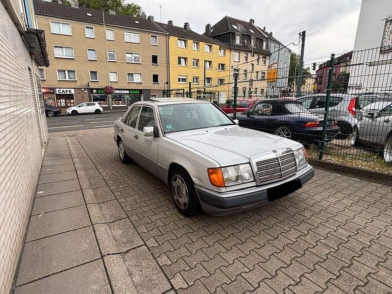 Grau Gebraucht 1991 Mercedes E200 Limousine | 2.000 € - Bild 1/4