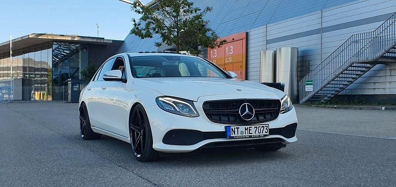 Weiß Gebraucht 2017 Mercedes E250 Limousine | 27.499 € (Fairer Preis) - Bild 1/4