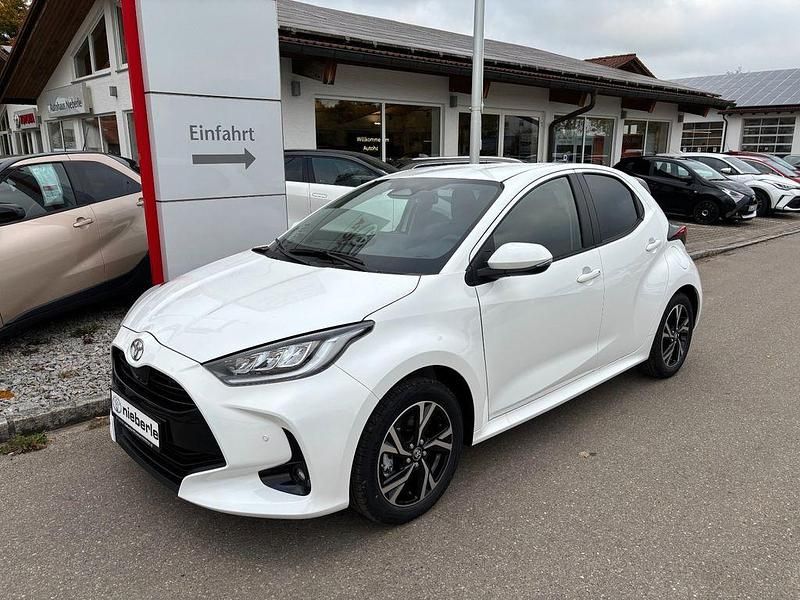 Weiß Neu 2025 Toyota Yaris Hybrid Limousine | 26.390 € (Fairer Preis) - Bild 1/4