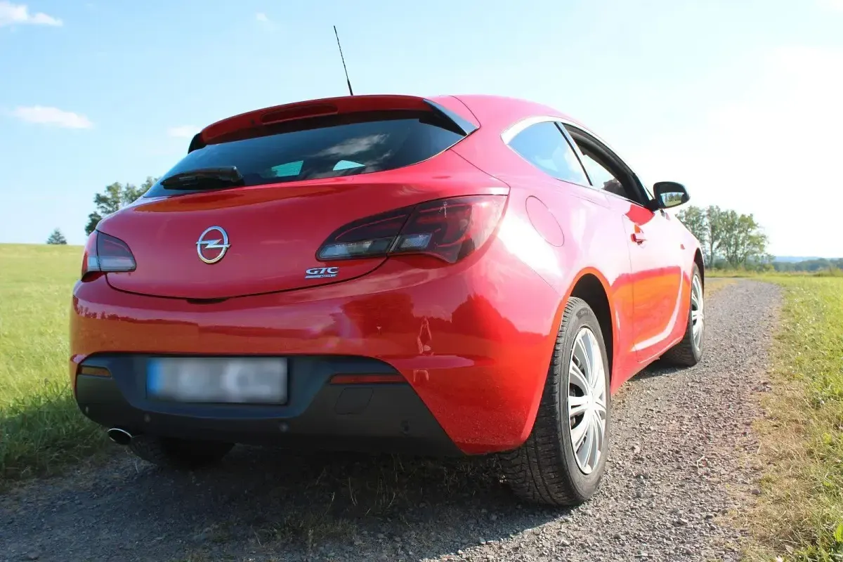 Gebraucht Opel Astra GTC 180 PS (132 kW) 2011 Rot Limousine