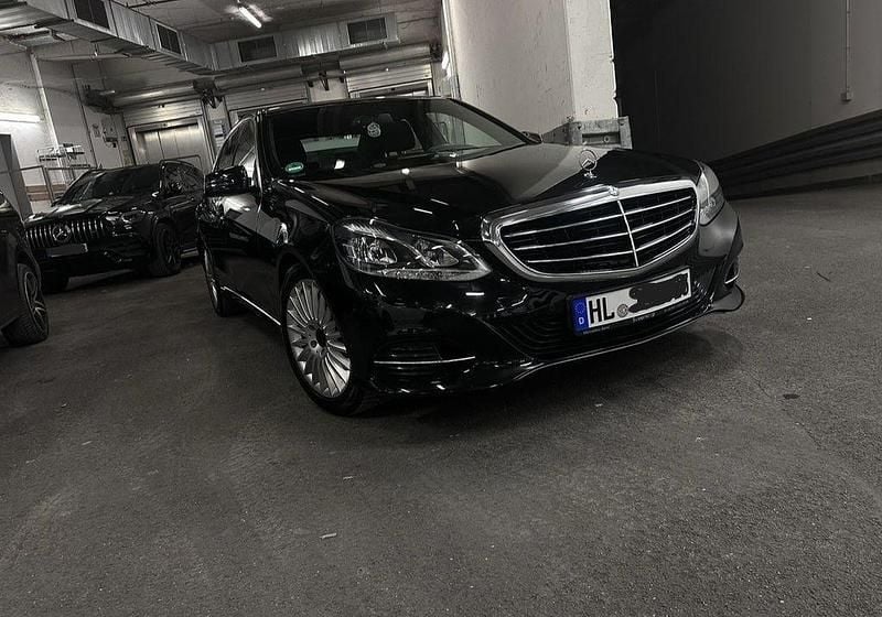 Schwarz Gebraucht 2013 Mercedes E200 Limousine | 12.600 € (Guter Preis) - Bild 1/4