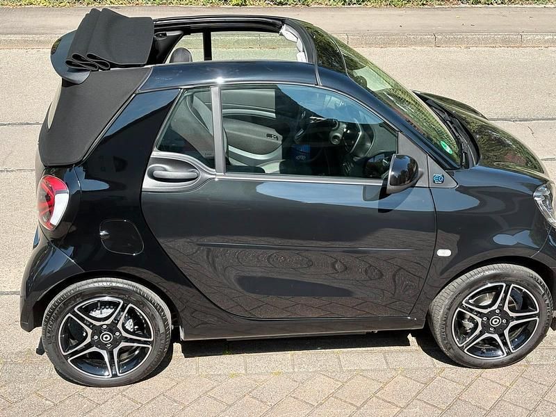 Schwarz Gebraucht 2023 Smart ForTwo Electric Drive Cabrio | 18.300 € (Teuer) - Bild 1/4