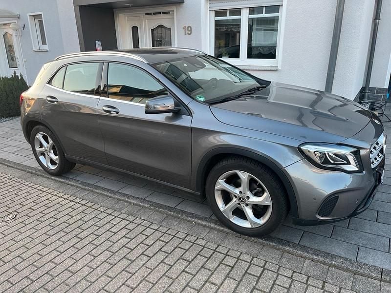 Gebraucht Mercedes GLA180 122 PS (89 kW) 2019 Grau SUV