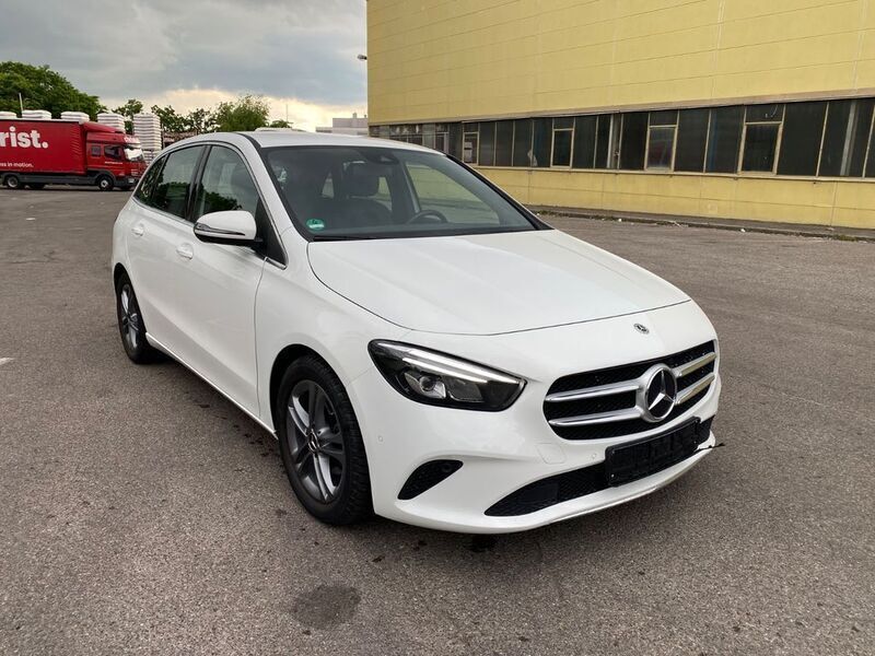 Weiß Gebraucht 2021 Mercedes B180 Van / Kleinbus | 19.999 € (Superpreis) - Bild 1/4