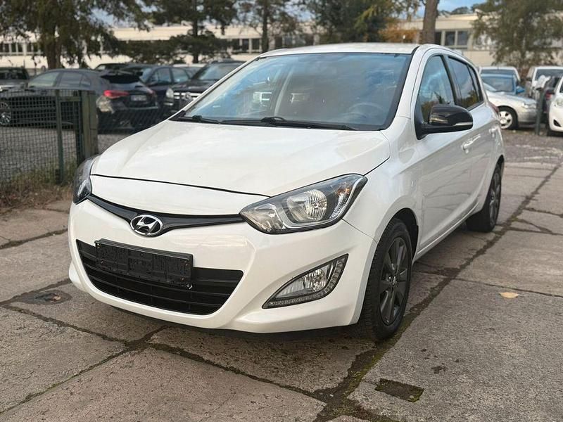 Weiß Gebraucht 2014 Hyundai i20 Classic Limousine | 2.990 € (Guter Preis) - Bild 1/4