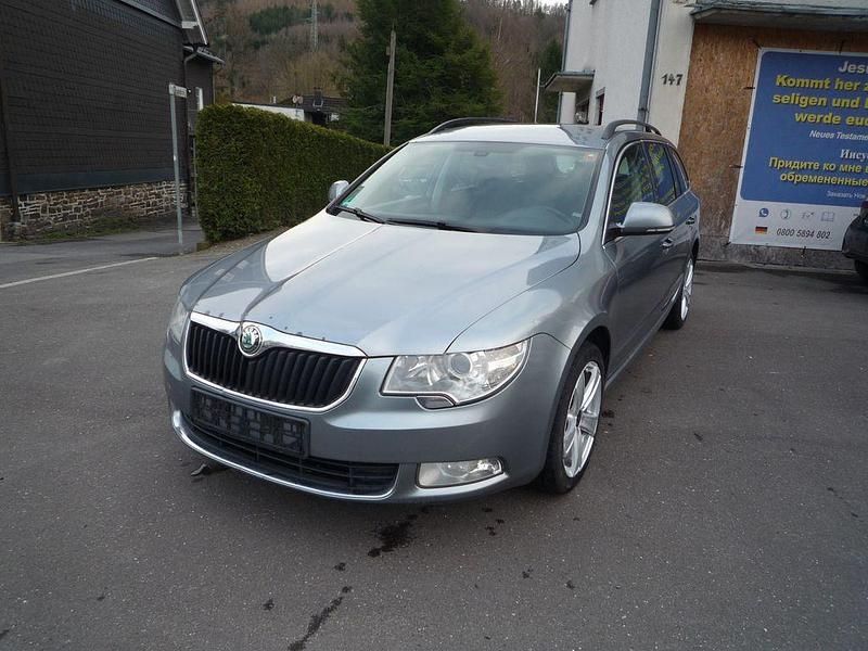 Gebraucht Skoda Superb Ambition 140 PS (102 kW) 2011 Platin grau metallic Kombi