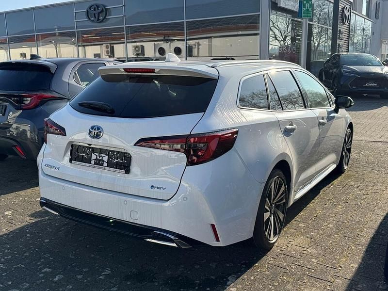 Neu Toyota Corolla 196 PS (144 kW) 2026 Super white 2 Kombi