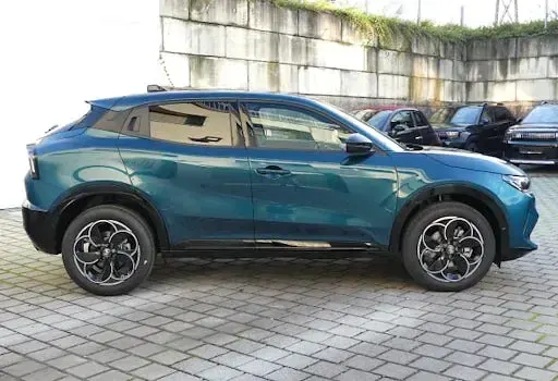 Neu Alfa Romeo Junior 145 PS (106 kW) 2026 Blau SUV