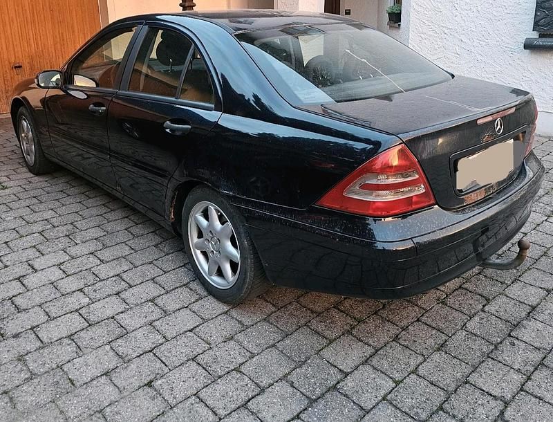 Schwarz Gebraucht 2002 Mercedes C220 Limousine | 1.800 € - Bild 1/4