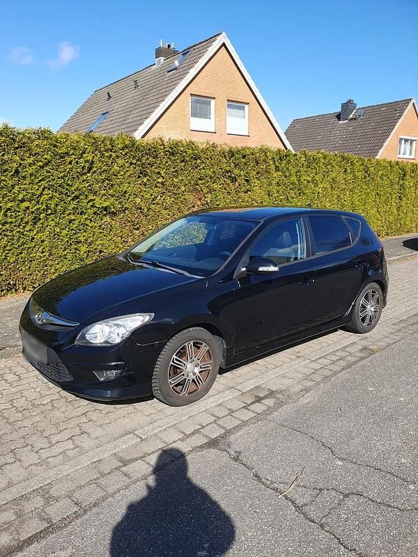 Gebraucht Hyundai i30 90 PS (66 kW) 2011 Schwarz Kleinwagen