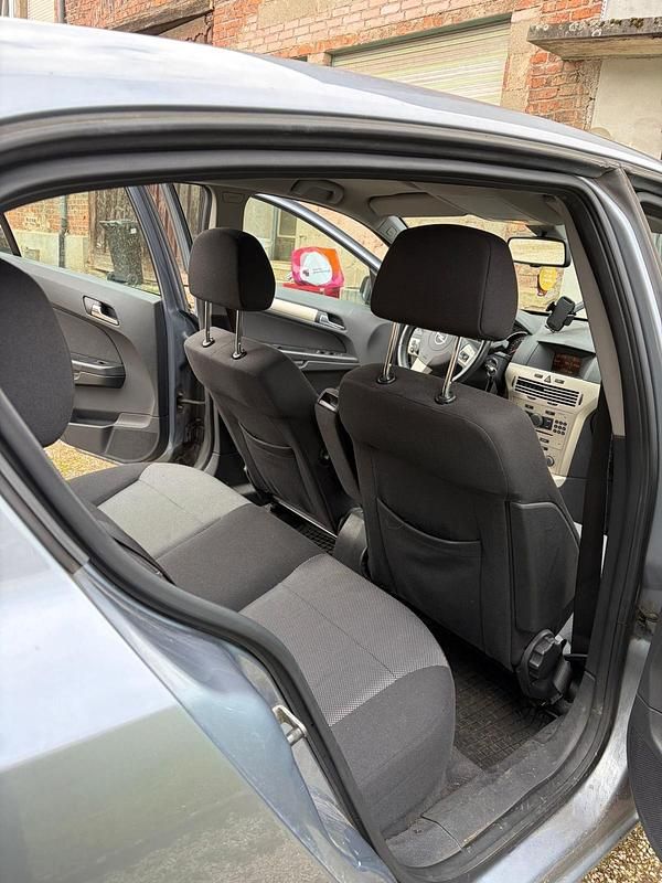 Gebraucht Opel Astra 90 PS (66 kW) 2008 Silber Limousine