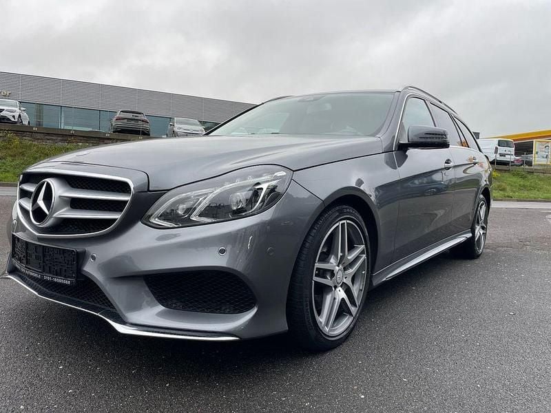 Grau Gebraucht 2017 Mercedes E250 AMG line Limousine | 24.999 € (Fairer Preis) - Bild 1/4