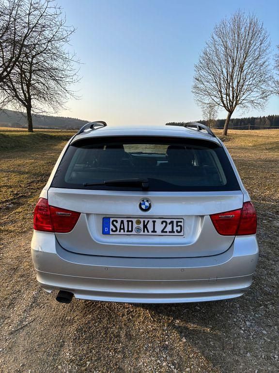 Gebraucht BMW 318 143 PS (105 kW) 2010 Silber Kombi