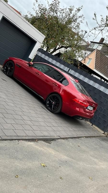 Rot Gebraucht 2017 Jaguar XE S Limousine | 26.900 € (Fairer Preis) - Bild 1/4
