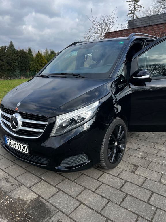 Schwarz Gebraucht 2016 Mercedes V250 Van / Kleinbus | 35.900 € (Fairer Preis) - Bild 1/4