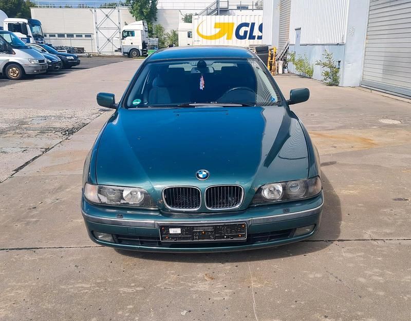 Grün Gebraucht 2000 BMW 520 Kombi | 690 € - Bild 1/4