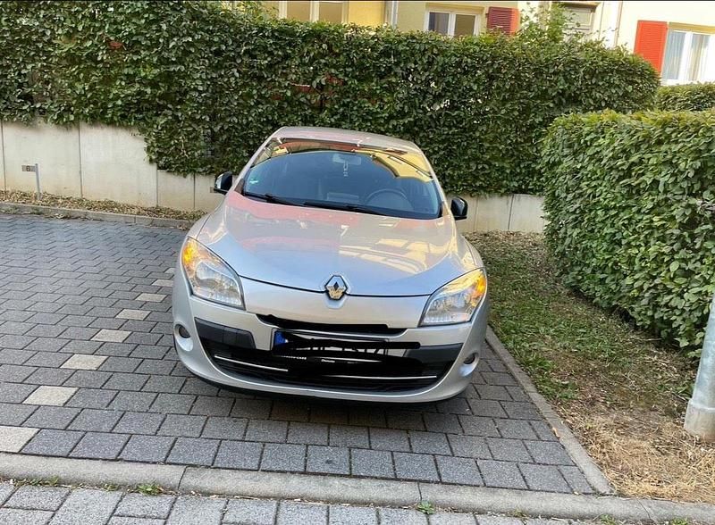 Silber Gebraucht 2011 Renault Mégane Limousine | 4.600 € - Bild 1/4