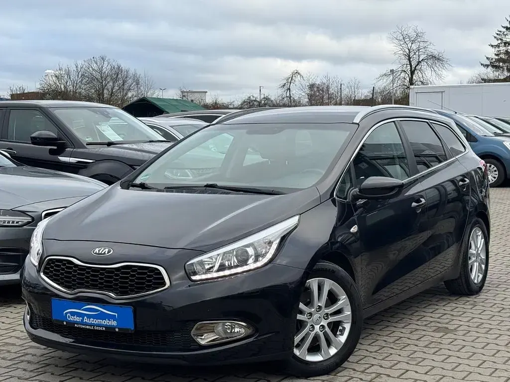 Gebraucht Kia Ceed DREAM-TEAM Edition 135 PS (99 kW) 2015 Schwarz Kleinwagen