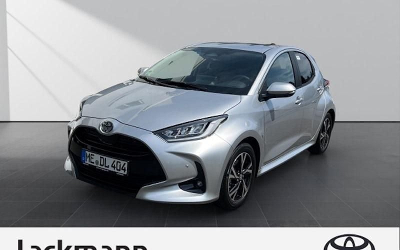 Silber Gebraucht 2025 Toyota Yaris Hybrid Comfort Limousine | 24.480 € (Fairer Preis) - Bild 1/4