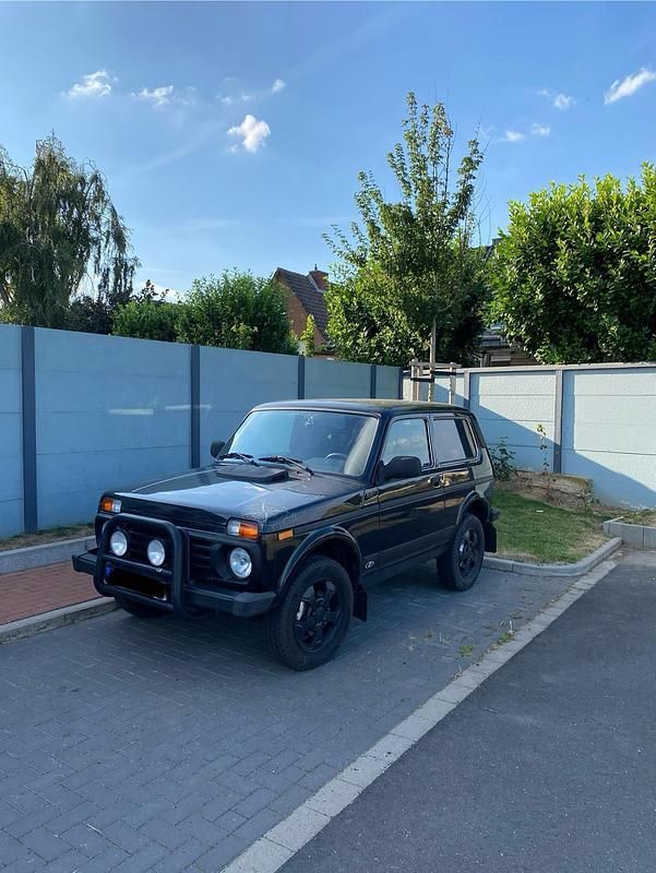 Grau Gebraucht 2016 Lada Urban SUV | 8.150 € (Fairer Preis) - Bild 1/4
