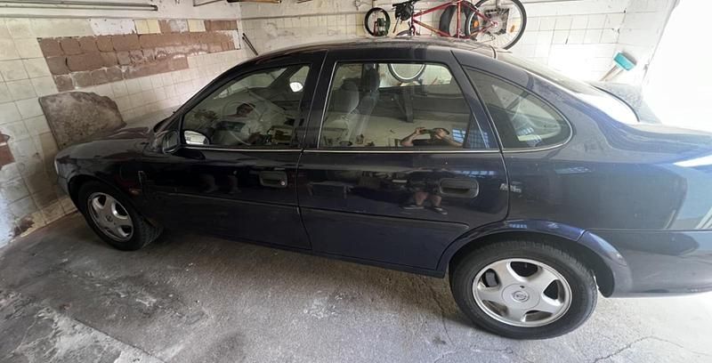 Blau Gebraucht 1998 Opel Vectra Limousine | 1.500 € - Bild 1/3