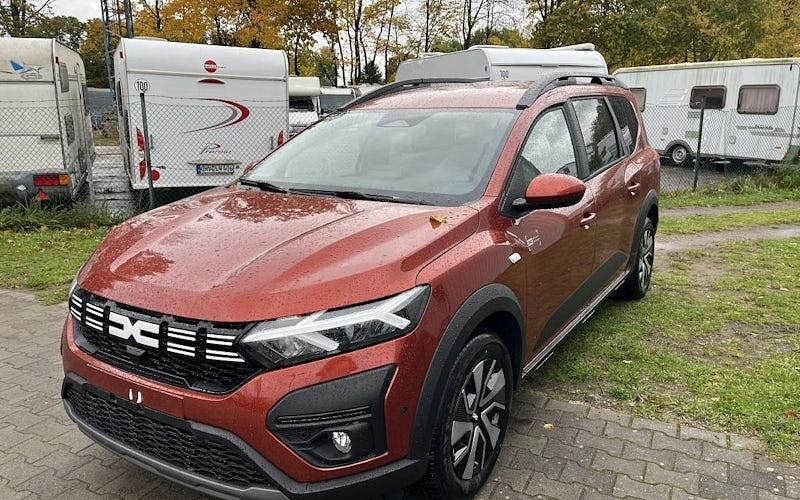 Neu Dacia Jogger Expression 122 PS (89 kW) 2025 Braun Van / Kleinbus