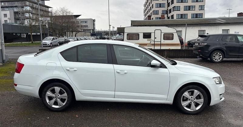 Weiß Gebraucht 2017 Skoda Octavia Limousine | 9.999 € (Guter Preis) - Bild 1/4