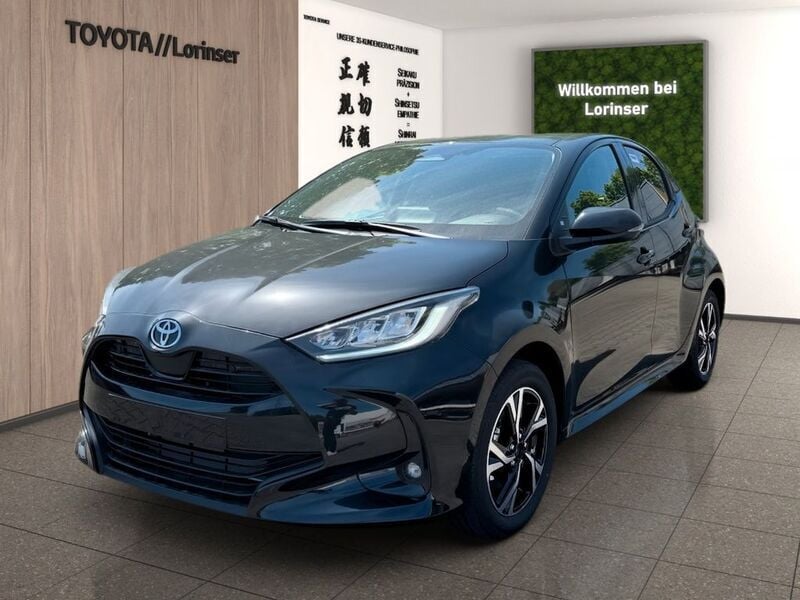 Grau Neu 2025 Toyota Yaris Hybrid Comfort Limousine | 28.590 € (Teuer) - Bild 1/4