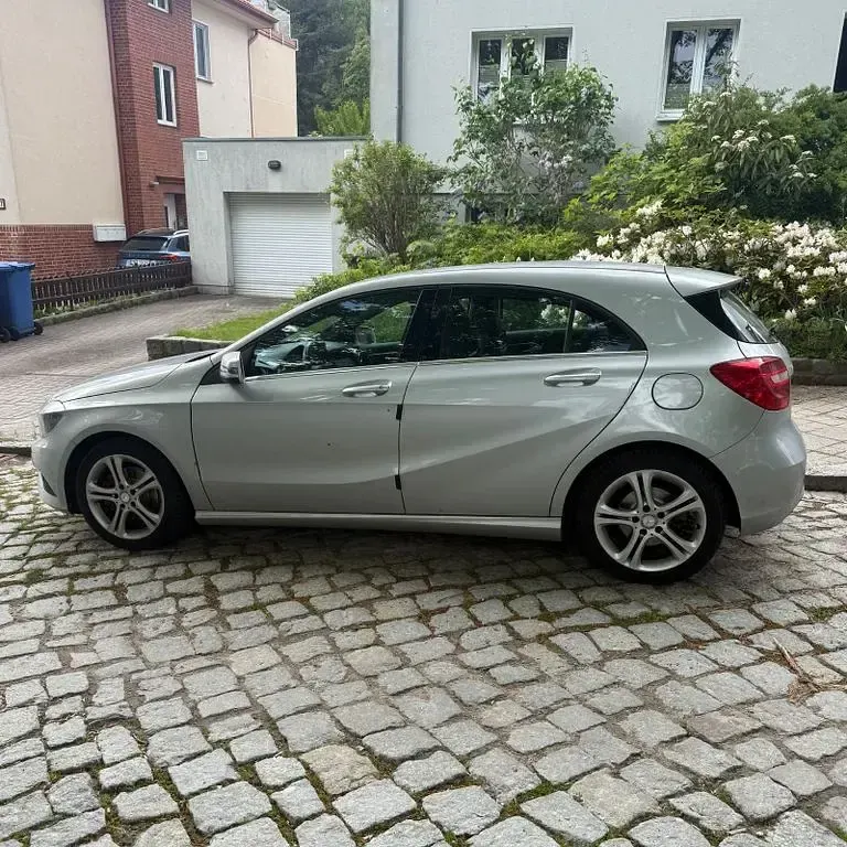 Używany Mercedes A180 122 KM (89 kW) 2012 Srebrny Sedan/Limuzyna