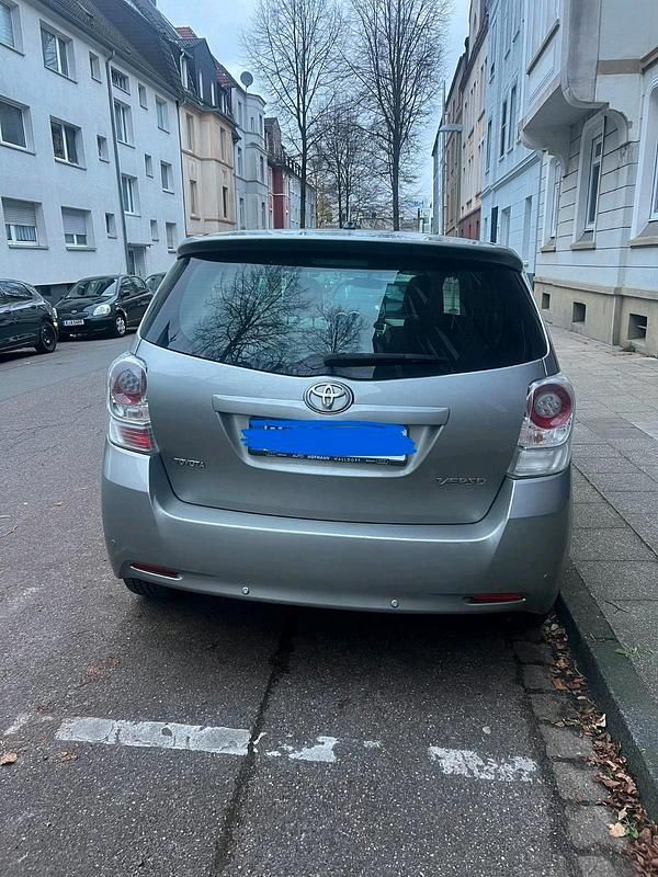 Gebraucht Toyota Verso 147 PS (108 kW) 2012 Silber Van / Kleinbus