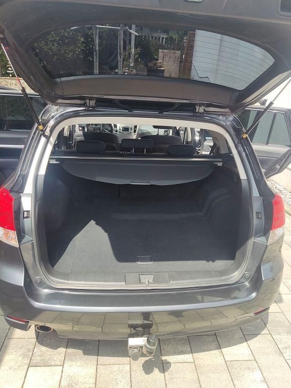 Grau Gebraucht 2013 Subaru Legacy Active Kombi | 4.600 € - Bild 1/4