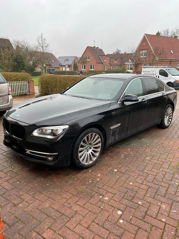 Schwarz Gebraucht 2013 BMW 730 Limousine | 19.400 € (Fairer Preis) - Bild 1/4
