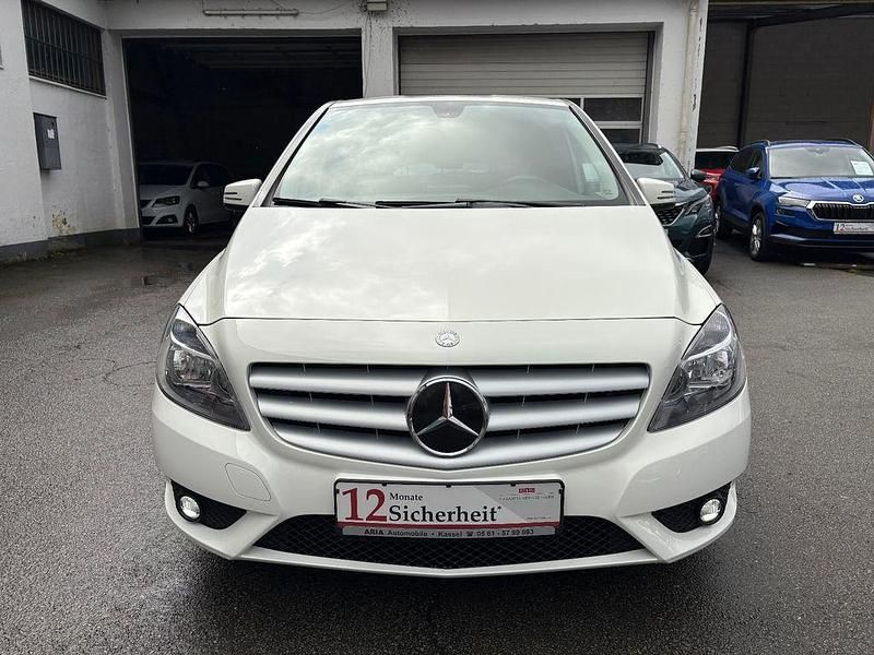 Gebraucht Mercedes B180 122 PS (89 kW) 2013 Weiß Van / Kleinbus
