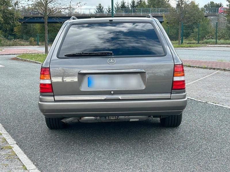 Gebraucht Mercedes E280 194 PS (142 kW) 1993 Grau Kombi