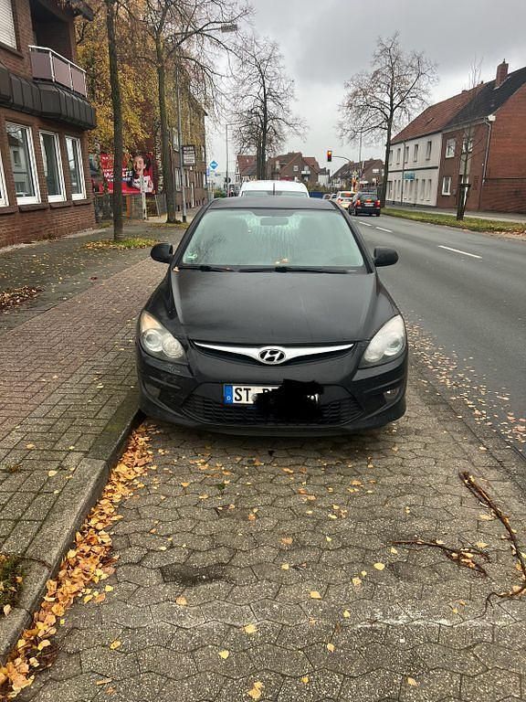 Schwarz Gebraucht 2011 Hyundai i30 Classic Limousine | 2.200 € (Fairer Preis) - Bild 1/4