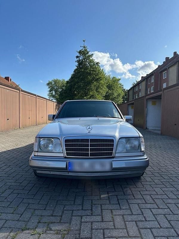 Silber Gebraucht 1994 Mercedes 220 Limousine | 12.100 € - Bild 1/4
