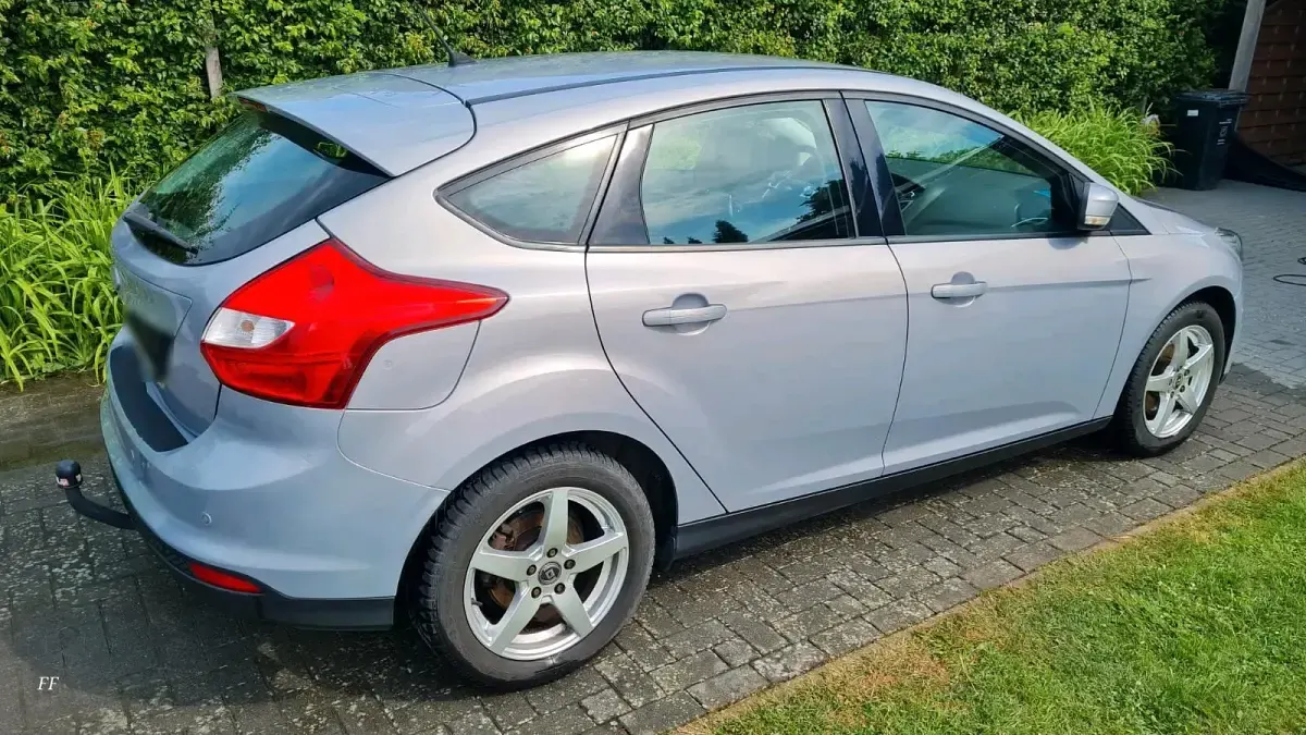 Gebraucht Ford Focus 105 PS (77 kW) 2012 Grau Limousine