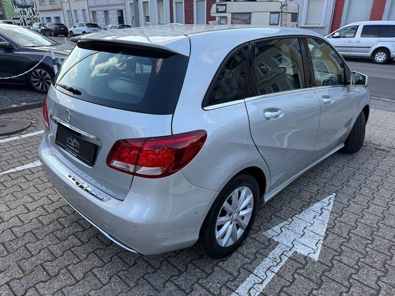 Gebraucht Mercedes B200 156 PS (114 kW) 2014 Silber Van / Kleinbus