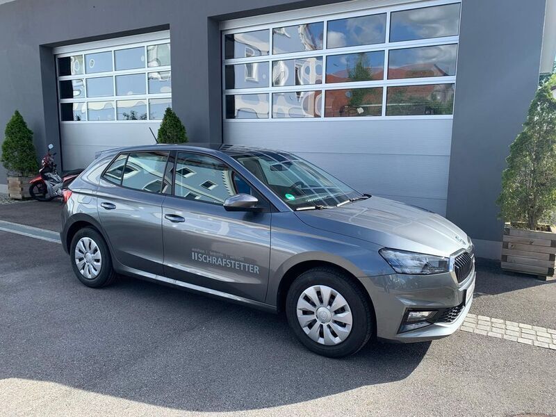 Grau Gebraucht 2024 Skoda Fabia Ambition Limousine | 19.990 € (Fairer Preis) - Bild 1/4