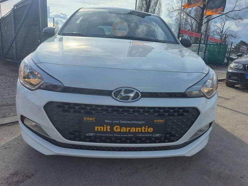 Gebraucht Hyundai i20 Basis 75 PS (55 kW) 2018 Polar white / sol Kleinwagen