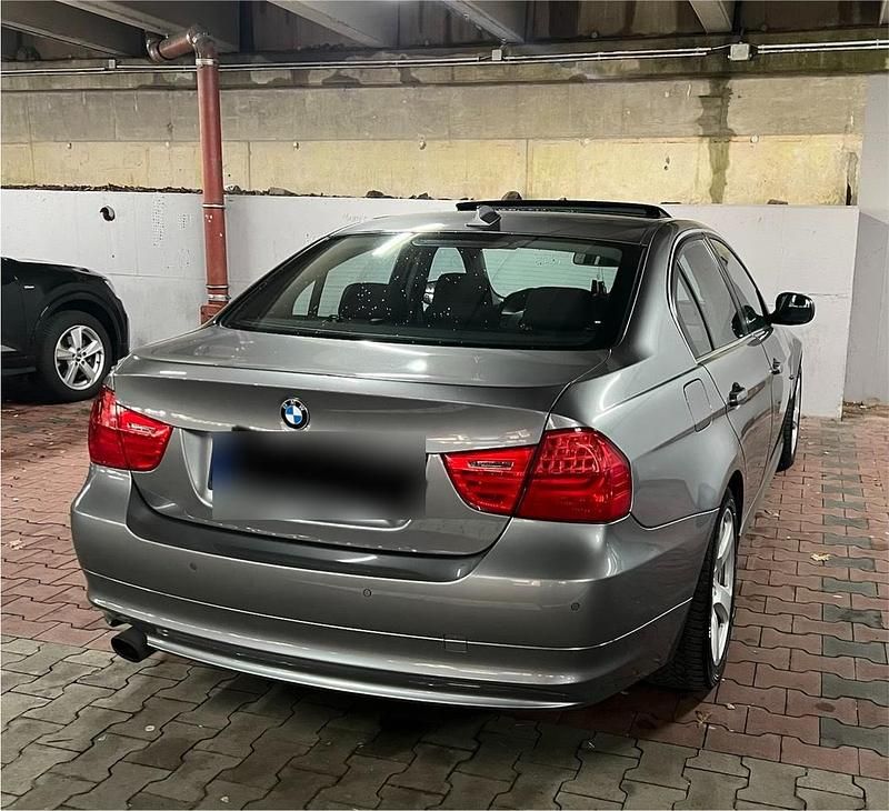 Gebraucht BMW 320 184 PS (135 kW) 2011 Grau Limousine